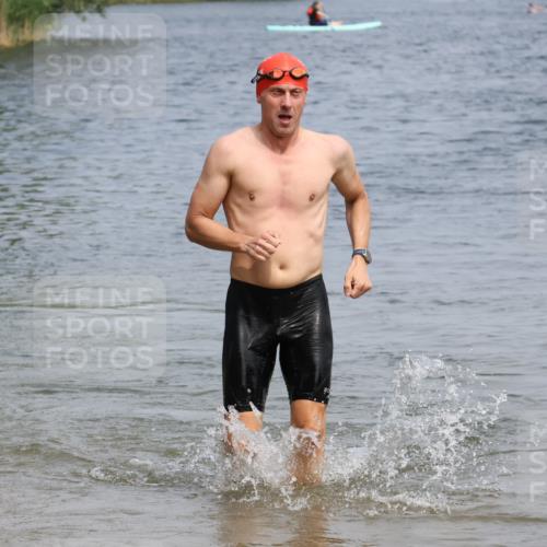15.06.2025 - 27. Vierlanden-Triathlon Lena Gebhardt http://msf.ph/oto/8032884 15.06.2025 11:15:58 Schwimmen 792, 919, 946, 951, 963 meine-sportfotos.de