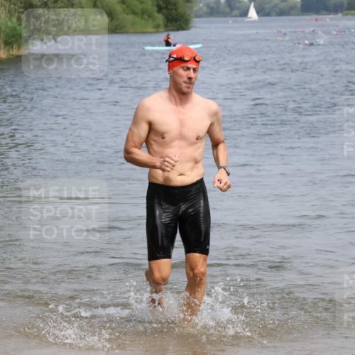15.06.2025 - 27. Vierlanden-Triathlon Lena Gebhardt http://msf.ph/oto/8032891 15.06.2025 11:15:58 Schwimmen 792, 919, 946, 951, 963 meine-sportfotos.de