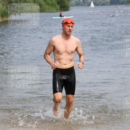 15.06.2025 - 27. Vierlanden-Triathlon Lena Gebhardt http://msf.ph/oto/8032895 15.06.2025 11:15:59 Schwimmen 792, 951, 963 meine-sportfotos.de