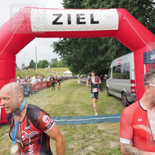 21.06.2025 - 27. Vierlanden-Triathlon MichiJ http://msf.ph/oto/8032899 15.06.2026 12:53:26 Ziel 35, 234, 732 meine-sportfotos.de