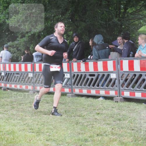 21.06.2025 - 27. Vierlanden-Triathlon KatJ http://msf.ph/oto/8032904 15.06.2025 13:44:06 Ziel 34, 1142 meine-sportfotos.de