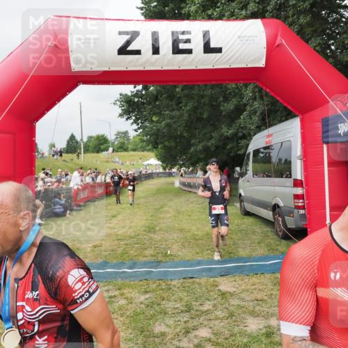 21.06.2025 - 27. Vierlanden-Triathlon MichiJ http://msf.ph/oto/8032906 15.06.2026 12:53:26 Ziel 35, 234, 732 meine-sportfotos.de