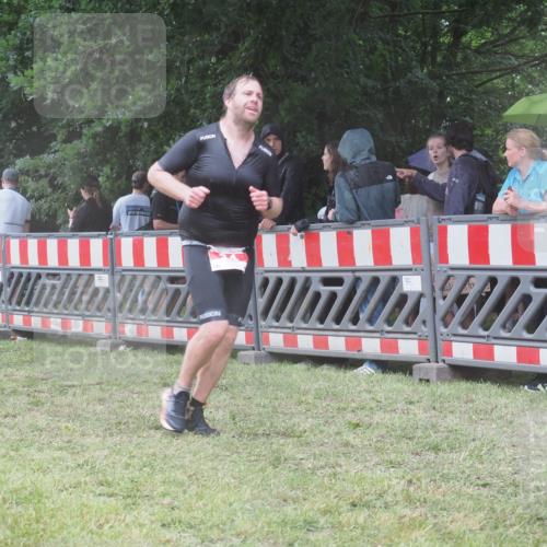 21.06.2025 - 27. Vierlanden-Triathlon KatJ http://msf.ph/oto/8032908 15.06.2025 13:44:06 Ziel 34, 1142 meine-sportfotos.de