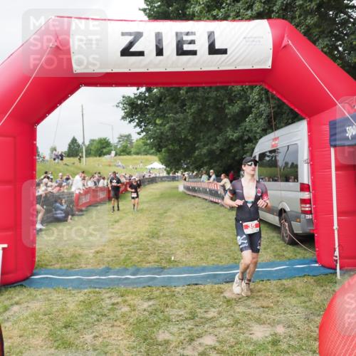 21.06.2025 - 27. Vierlanden-Triathlon MichiJ http://msf.ph/oto/8032914 15.06.2026 12:53:26 Ziel 35, 234, 732 meine-sportfotos.de