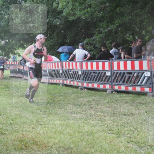 21.06.2025 - 27. Vierlanden-Triathlon KatJ http://msf.ph/oto/8032916 15.06.2025 13:44:14 Ziel 750, 1142 meine-sportfotos.de