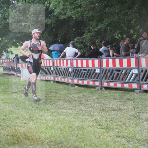 21.06.2025 - 27. Vierlanden-Triathlon KatJ http://msf.ph/oto/8032918 15.06.2025 13:44:14 Ziel 750, 1142 meine-sportfotos.de