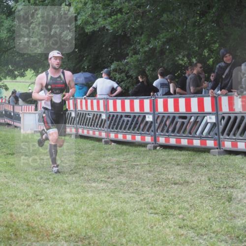 21.06.2025 - 27. Vierlanden-Triathlon KatJ http://msf.ph/oto/8032923 15.06.2025 13:44:14 Ziel 750, 1142 meine-sportfotos.de