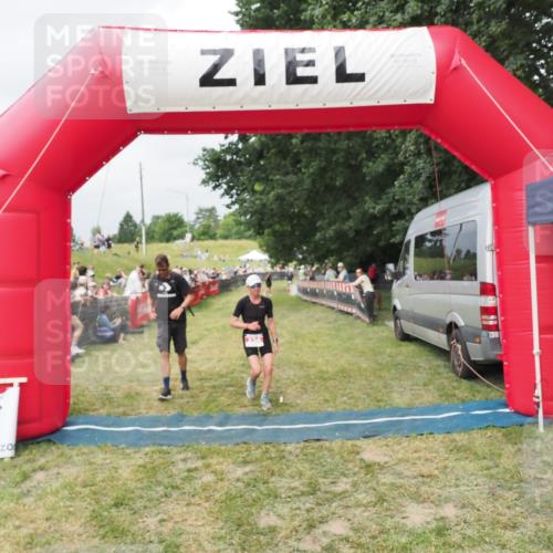 21.06.2025 - 27. Vierlanden-Triathlon MichiJ http://msf.ph/oto/8032956 15.06.2026 12:53:30 Ziel 35, 234, 732 meine-sportfotos.de