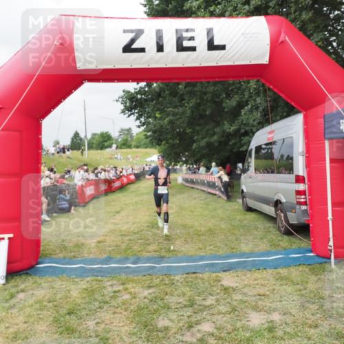 21.06.2025 - 27. Vierlanden-Triathlon MichiJ http://msf.ph/oto/8032978 15.06.2026 12:54:01 Ziel 650, 682 meine-sportfotos.de
