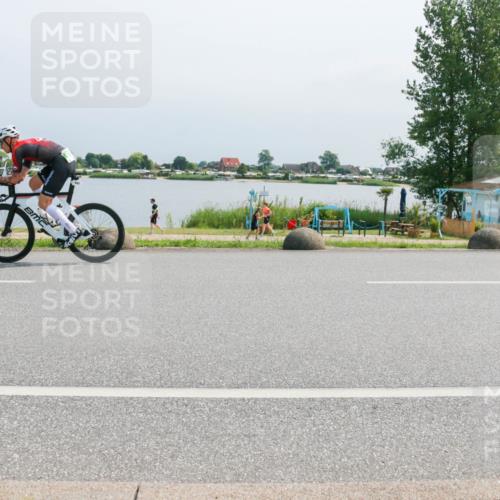15.06.2025 - 27. Vierlanden-Triathlon H.Heesch http://msf.ph/oto/8032983 15.06.2025 11:39:42 Radfahren 692, 708 meine-sportfotos.de