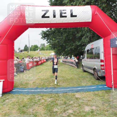 21.06.2025 - 27. Vierlanden-Triathlon MichiJ http://msf.ph/oto/8032984 15.06.2026 12:54:01 Ziel 650, 682 meine-sportfotos.de