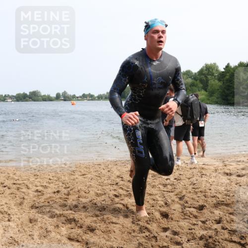 15.06.2025 - 27. Vierlanden-Triathlon Lena Gebhardt http://msf.ph/oto/8032985 15.06.2025 11:16:24 Schwimmen 815, 954 meine-sportfotos.de
