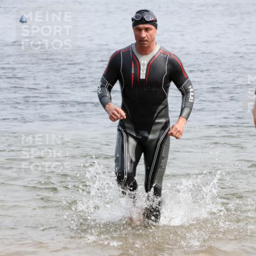 15.06.2025 - 27. Vierlanden-Triathlon Lena Gebhardt http://msf.ph/oto/8032988 15.06.2025 11:16:25 Schwimmen 815, 954 meine-sportfotos.de