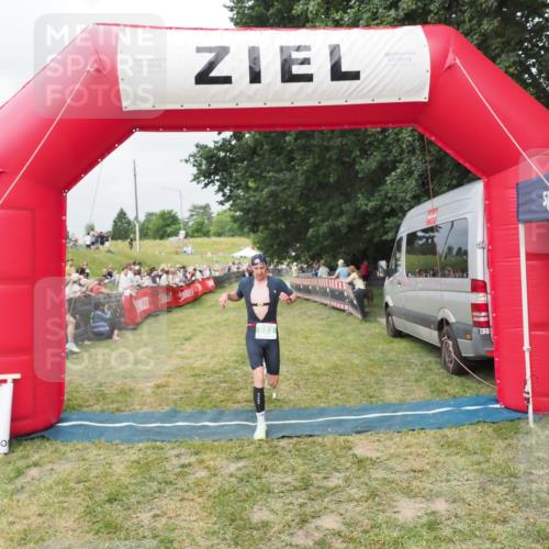 21.06.2025 - 27. Vierlanden-Triathlon MichiJ http://msf.ph/oto/8033000 15.06.2026 12:54:02 Ziel 650, 682 meine-sportfotos.de