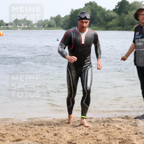 15.06.2025 - 27. Vierlanden-Triathlon Lena Gebhardt http://msf.ph/oto/8033001 15.06.2025 11:16:28 Schwimmen 815, 954 meine-sportfotos.de