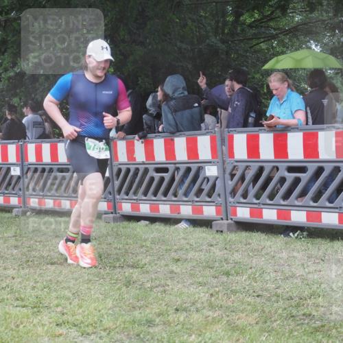 21.06.2025 - 27. Vierlanden-Triathlon KatJ http://msf.ph/oto/8033009 15.06.2025 13:44:22 Ziel 222, 750, 878 meine-sportfotos.de
