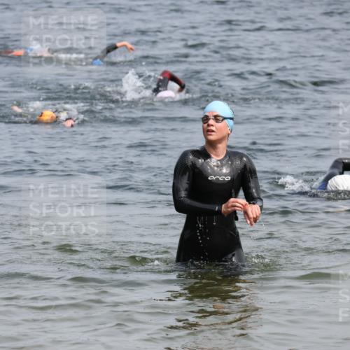 15.06.2025 - 27. Vierlanden-Triathlon Lena Gebhardt http://msf.ph/oto/8033017 15.06.2025 11:16:39 Schwimmen 815, 888 meine-sportfotos.de