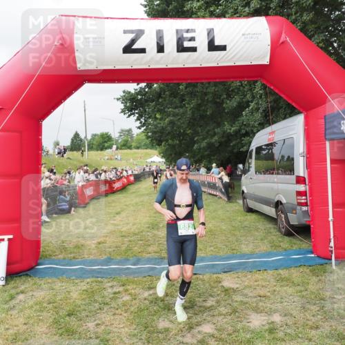 21.06.2025 - 27. Vierlanden-Triathlon MichiJ http://msf.ph/oto/8033018 15.06.2026 12:54:02 Ziel 650, 682 meine-sportfotos.de