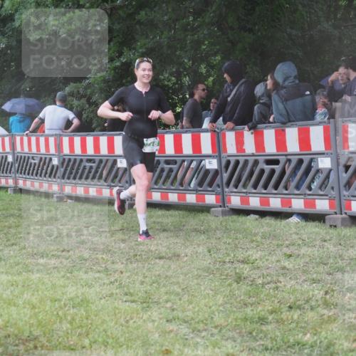 21.06.2025 - 27. Vierlanden-Triathlon KatJ http://msf.ph/oto/8033033 15.06.2025 13:44:24 Ziel 222, 750, 878 meine-sportfotos.de