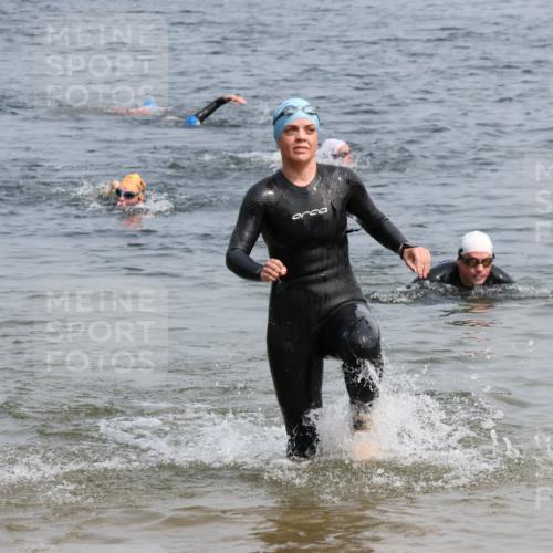 15.06.2025 - 27. Vierlanden-Triathlon Lena Gebhardt http://msf.ph/oto/8033038 15.06.2025 11:16:44 Schwimmen 888 meine-sportfotos.de
