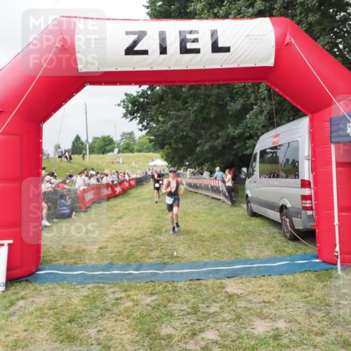 21.06.2025 - 27. Vierlanden-Triathlon MichiJ http://msf.ph/oto/8033041 15.06.2026 12:54:04 Ziel 21, 60, 650, 682 meine-sportfotos.de