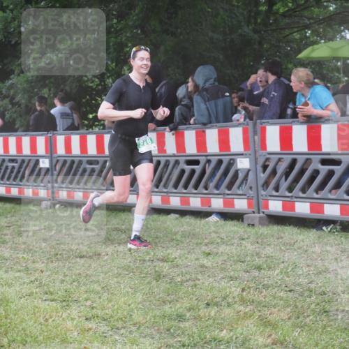 21.06.2025 - 27. Vierlanden-Triathlon KatJ http://msf.ph/oto/8033045 15.06.2025 13:44:25 Ziel 222, 878 meine-sportfotos.de