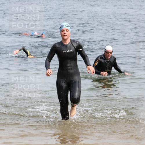15.06.2025 - 27. Vierlanden-Triathlon Lena Gebhardt http://msf.ph/oto/8033049 15.06.2025 11:16:45 Schwimmen 825, 888 meine-sportfotos.de