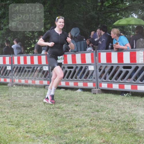 21.06.2025 - 27. Vierlanden-Triathlon KatJ http://msf.ph/oto/8033050 15.06.2025 13:44:25 Ziel 222, 878 meine-sportfotos.de