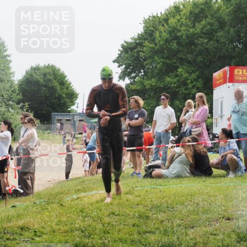 15.06.2025 - 27. Vierlanden-Triathlon KatJ http://msf.ph/oto/8033052 15.06.2025 11:14:30 Schwimmen 833, 958 meine-sportfotos.de