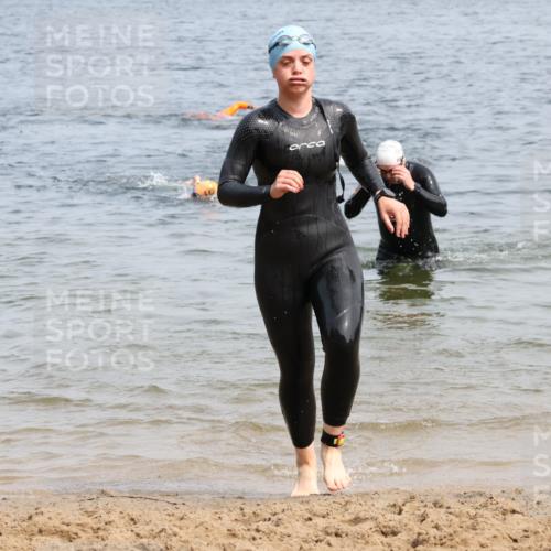 15.06.2025 - 27. Vierlanden-Triathlon Lena Gebhardt http://msf.ph/oto/8033058 15.06.2025 11:16:46 Schwimmen 825, 888 meine-sportfotos.de