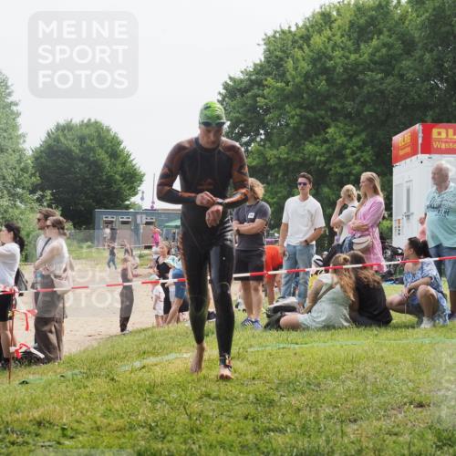 15.06.2025 - 27. Vierlanden-Triathlon KatJ http://msf.ph/oto/8033060 15.06.2025 11:14:31 Schwimmen 833, 958 meine-sportfotos.de