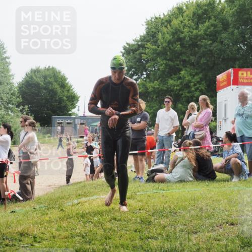 15.06.2025 - 27. Vierlanden-Triathlon KatJ http://msf.ph/oto/8033063 15.06.2025 11:14:31 Schwimmen 833, 958 meine-sportfotos.de