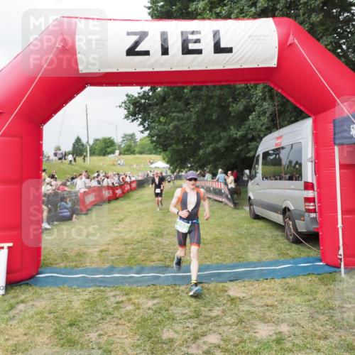 21.06.2025 - 27. Vierlanden-Triathlon MichiJ http://msf.ph/oto/8033070 15.06.2026 12:54:05 Ziel 21, 60, 650, 682 meine-sportfotos.de