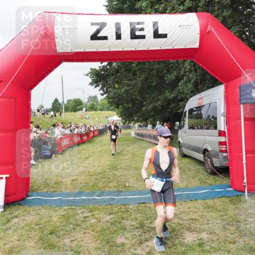 21.06.2025 - 27. Vierlanden-Triathlon MichiJ http://msf.ph/oto/8033089 15.06.2026 12:54:05 Ziel 21, 60, 650, 682 meine-sportfotos.de