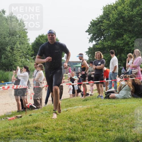 15.06.2025 - 27. Vierlanden-Triathlon KatJ http://msf.ph/oto/8033090 15.06.2025 11:14:34 Schwimmen 833, 958 meine-sportfotos.de