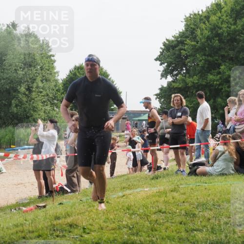 15.06.2025 - 27. Vierlanden-Triathlon KatJ http://msf.ph/oto/8033095 15.06.2025 11:14:35 Schwimmen 833, 958 meine-sportfotos.de