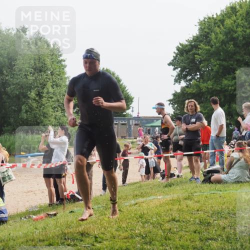 15.06.2025 - 27. Vierlanden-Triathlon KatJ http://msf.ph/oto/8033098 15.06.2025 11:14:35 Schwimmen 833, 958 meine-sportfotos.de
