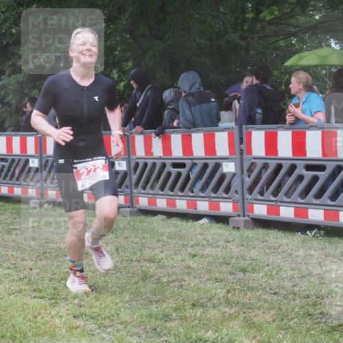 21.06.2025 - 27. Vierlanden-Triathlon KatJ http://msf.ph/oto/8033101 15.06.2025 13:44:30 Ziel 45, 222 meine-sportfotos.de