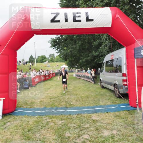 21.06.2025 - 27. Vierlanden-Triathlon MichiJ http://msf.ph/oto/8033105 15.06.2026 12:54:06 Ziel 21, 60, 650, 682 meine-sportfotos.de