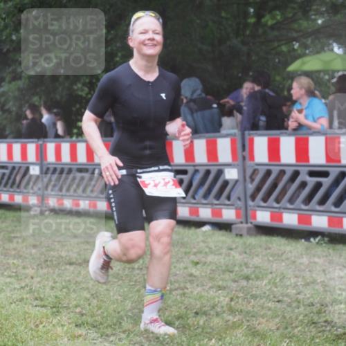 21.06.2025 - 27. Vierlanden-Triathlon KatJ http://msf.ph/oto/8033110 15.06.2025 13:44:30 Ziel 45, 222 meine-sportfotos.de