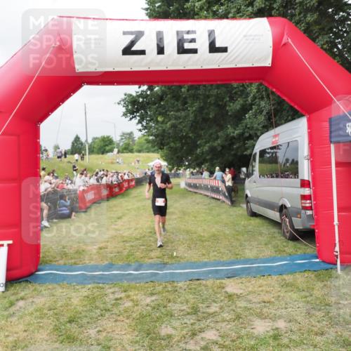 21.06.2025 - 27. Vierlanden-Triathlon MichiJ http://msf.ph/oto/8033118 15.06.2026 12:54:07 Ziel 21, 60, 650, 682 meine-sportfotos.de