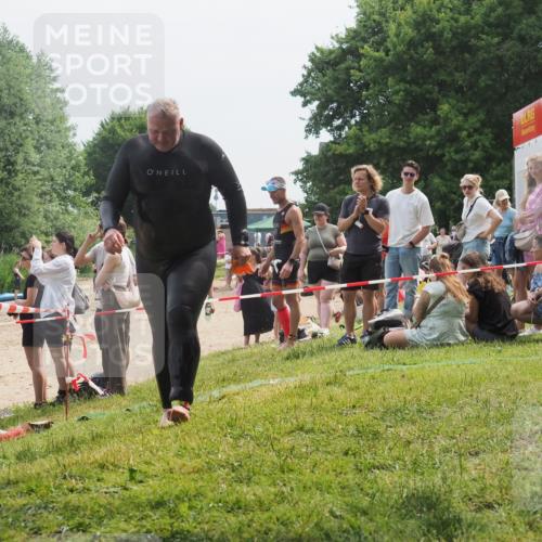 15.06.2025 - 27. Vierlanden-Triathlon KatJ http://msf.ph/oto/8033126 15.06.2025 11:14:58 Schwimmen 798, 812 meine-sportfotos.de