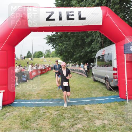 21.06.2025 - 27. Vierlanden-Triathlon MichiJ http://msf.ph/oto/8033137 15.06.2026 12:54:08 Ziel 21, 60, 650, 682 meine-sportfotos.de