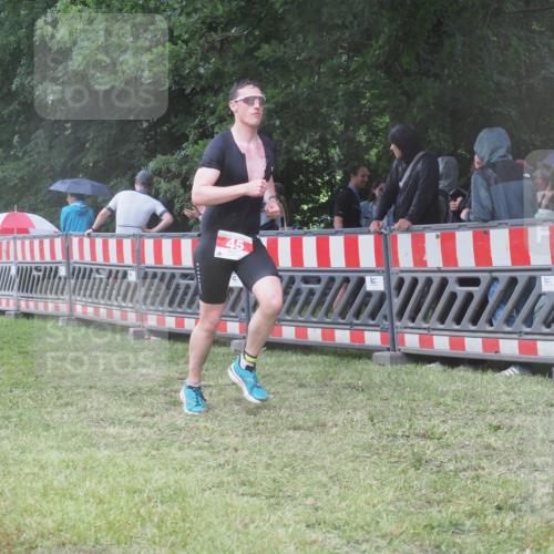 21.06.2025 - 27. Vierlanden-Triathlon KatJ http://msf.ph/oto/8033145 15.06.2025 13:44:35 Ziel 45, 960 meine-sportfotos.de