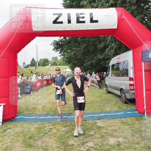 21.06.2025 - 27. Vierlanden-Triathlon MichiJ http://msf.ph/oto/8033146 15.06.2026 12:54:08 Ziel 21, 60, 650, 682 meine-sportfotos.de