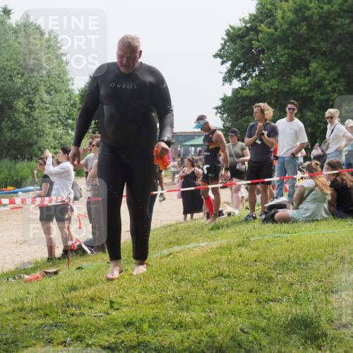 15.06.2025 - 27. Vierlanden-Triathlon KatJ http://msf.ph/oto/8033147 15.06.2025 11:14:58 Schwimmen 798, 812 meine-sportfotos.de