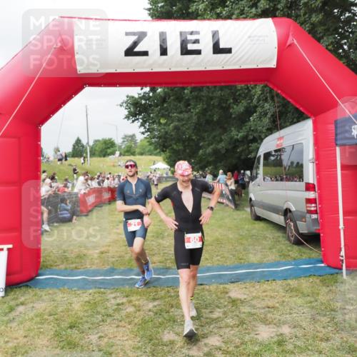 21.06.2025 - 27. Vierlanden-Triathlon MichiJ http://msf.ph/oto/8033149 15.06.2026 12:54:09 Ziel 21, 60, 650, 682 meine-sportfotos.de