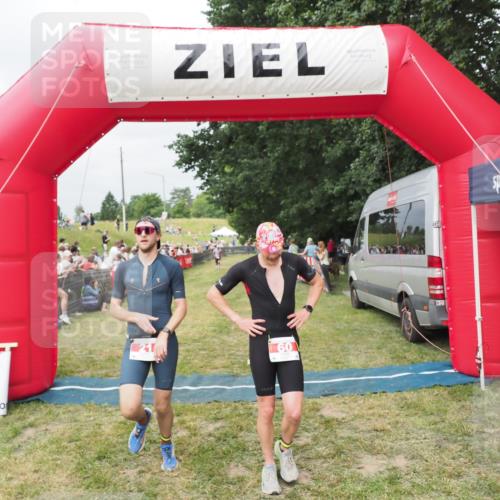 21.06.2025 - 27. Vierlanden-Triathlon MichiJ http://msf.ph/oto/8033152 15.06.2026 12:54:09 Ziel 21, 60, 650, 682 meine-sportfotos.de