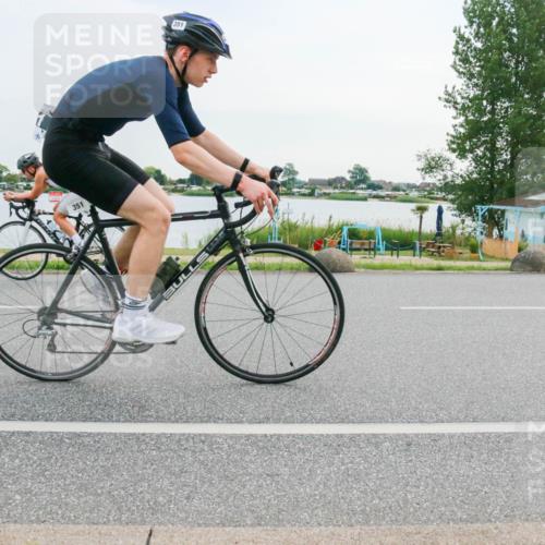 15.06.2025 - 27. Vierlanden-Triathlon H.Heesch http://msf.ph/oto/8033157 15.06.2025 10:41:32 Radfahren 106, 127, 198, 229, 351, 436 meine-sportfotos.de