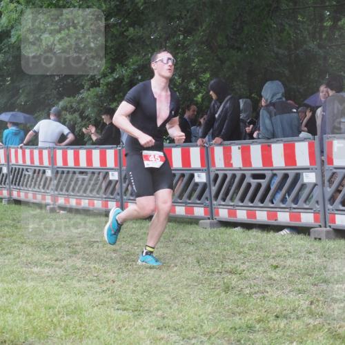 21.06.2025 - 27. Vierlanden-Triathlon KatJ http://msf.ph/oto/8033158 15.06.2025 13:44:35 Ziel 45, 960 meine-sportfotos.de